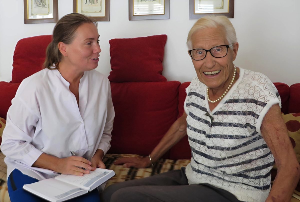 Ambulante Pflege auf Mallorca: Manuela Dratschew im Gespräch mit einer Seniorin in deren Wohnzimmer