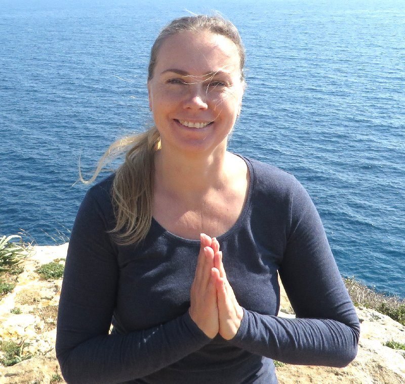 Manuela Dratschew an der Küste von Mallorca