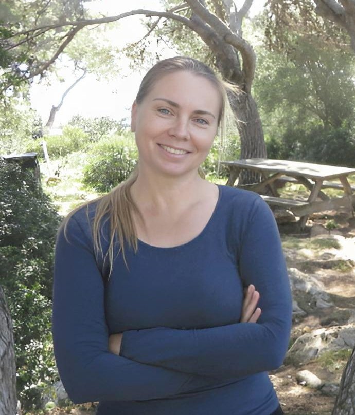 Porträt von Manuela Dratschew unter Pinien auf Mallorca